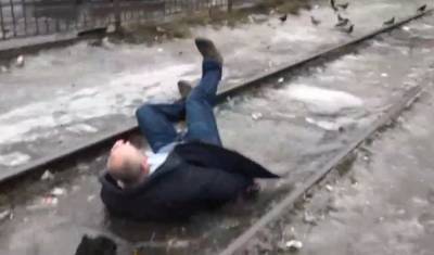 В Киеве мужчина напал на журналистов из-за сюжета про гололед:"Карма в прямом эфире"