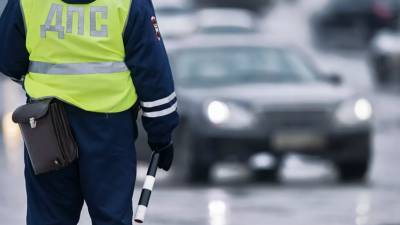 В Петербурге пытавшийся уйти от полиции водитель повредил шесть машин