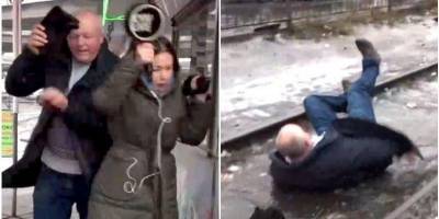 «Карма в прямом эфире»: в Киеве мужчина мешал съемке сюжета о гололедице, но поскользнулся и упал в лужу — видео