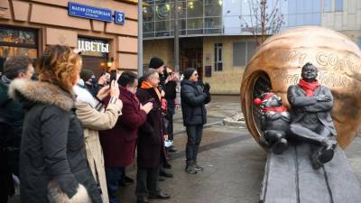 "Четыре тонны любви в бронзе": Атом Солнца Табакова открыли в Москве