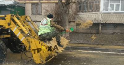 В Харькове коммунальщики посыпают лед песком из детской лопатки (фото)