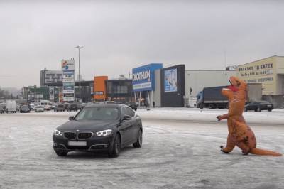 Киевский динозавр-фигурист снова прокатился по льду, но уже не на коньках (видео)