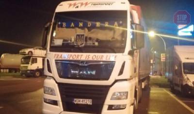 В Польше водителя украинского грузовика заставили убрать надпись "Бандера"