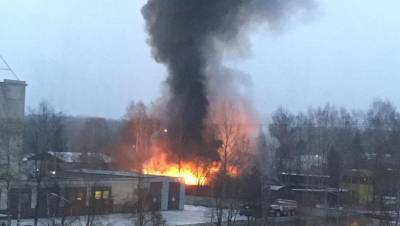 В Киришах загорелось здание бара