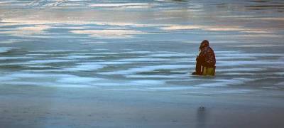 Рыбак погиб на озере в Карелии, провалившись под лед