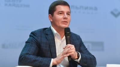Губернатор Дмитрий Артюхов подарит новогодние подарки троим особым детям