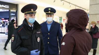 На севере Москвы в трех ТЦ оштрафовали 68 покупателей без масок и перчаток