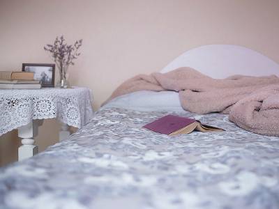 «Используйте постель только для сна и секса»: сомнолог объяснил, как нормализовать сон после COVID-19