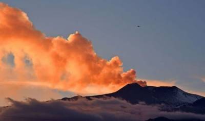 Вулкан Этна проснулся на Сицилии: впечатляющие фото и видео