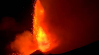 Самый высокий вулкан Европы начал извергать лаву после землетрясения. ВИДЕО