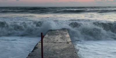 Спасение жителями Сочи купавшейся во время шторма женщины попало на видео