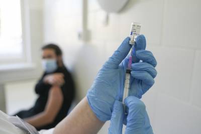 Двумя компонентами вакцины "Спутник V" привиты почти 20 тыс добровольцев