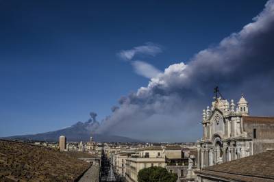 На Сицилии произошло извержение вулкана Этна: Вулканический пепел покрыл автомобили, балконы и улицы