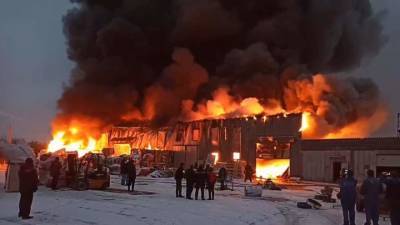 Огонь перебросился со склада на офисное здание в Одинцове