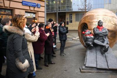 В Москве открыли скульптурную композицию «Атом Солнца Олега Табакова»