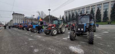 Молдавские фермеры продолжают «гудеть» в центре Кишинева