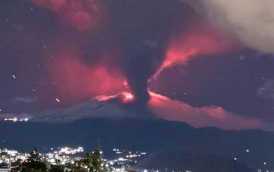 На Сицилии извергается вулкан Этна - korrespondent.net - Украина - Италия - Япония - Индонезия - Сицилия