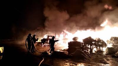 Огонь охватил складской комплекс в подмосковном Одинцово.