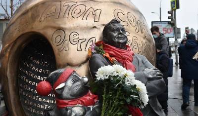 В Москве установили памятник Олегу Табакову