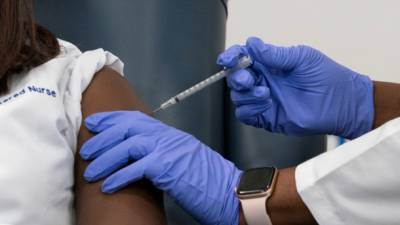 США начали вакцинацию от COVID-19