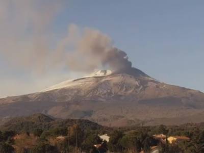 На Сицилии проснулся вулкан Этна, произошло извержение