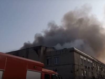 Все в черном дыму: спасатели выбиваются из сил – полыхает лакокрасочный завод