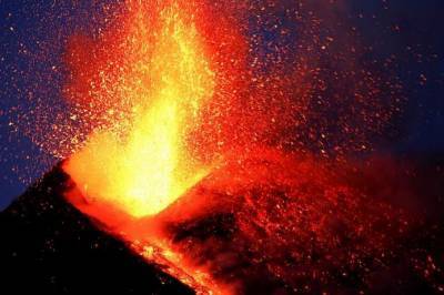 Черный столб дыма и дождь из пепла: на Сицилии произошло извержение самого высокого вулкана Европы