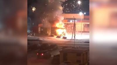 Пожар в киоске с пиротехникой в Новосибирске попал на видео.