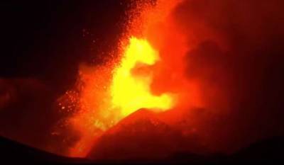 В Италии началость извержение самого высокого вулкана Европы (ВИДЕО)