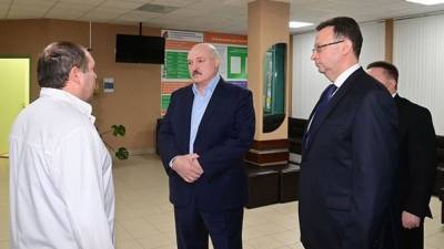 Лукашенко навестил больных COVID-19 и пообщался с врачами