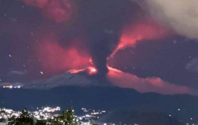 На Сицилии извергается вулкан Этна: зрелищное видео