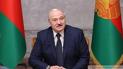 Лукашенко напоил водой пожилую пациентку коронавирусного госпиталя