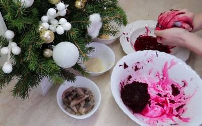 Колбаса, селедка "под шубой" и красная икра: новогодний стол "влетит в копеечку" украинцам
