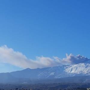 Появилось зрелищное видео извержения вулкана Этна на острове Сицилия