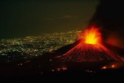 На Сицилии проснулся крупнейший вулкан Европы - Этна (видео)