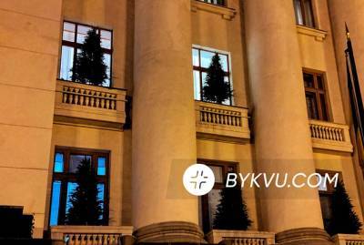 Офис президента продолжают украшать к Новому году: на балконах появились елки