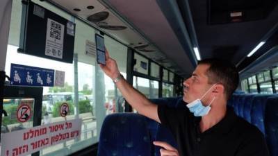 В Израиле меняют систему оплаты за проезд в автобусе: смартфон вместо карточки