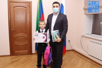 Камил Саидов наградил призера Всероссийского конкурса «Доброволец России»