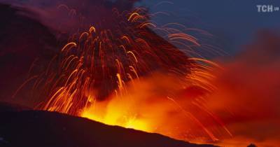 Вулкан Этна порадовал жителей итальянской Катании величественным и жутким зрелищем