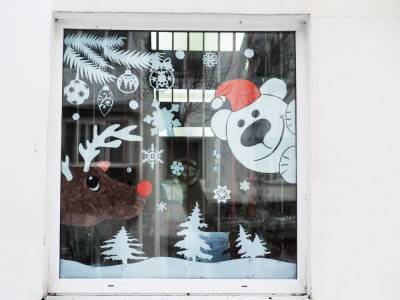 В Корсакове украшают окна к Новому году