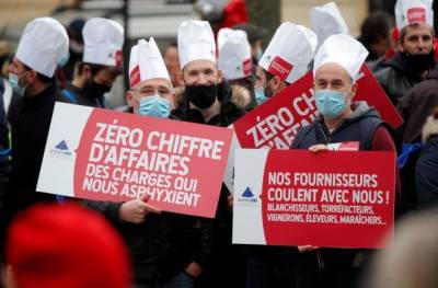 В Париже работники ресторанов провели акцию протеста