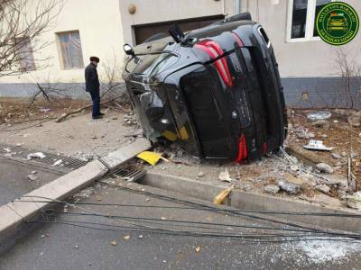 В Ташкенте водитель на BMW X5 не справился с управлением и врезался в столб
