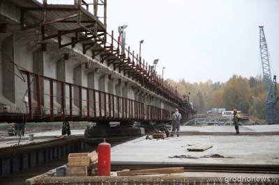 370 тонн металла и бетона. На реконструкции бывшего железнодорожного моста под автомобильный в Гродно демонтируют последние пролеты