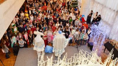 Детсадам и школам Томской области разрешили провести новогодние елки
