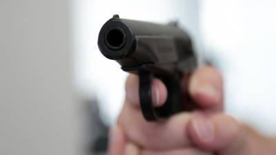 Продавщица магазина во Владивостоке отобрала пистолет у грабителя и выгнала его