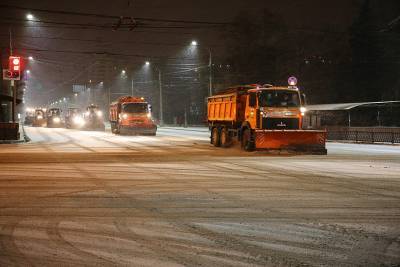 В Воронеже ночью на очистке от снега работали 208 единиц техники