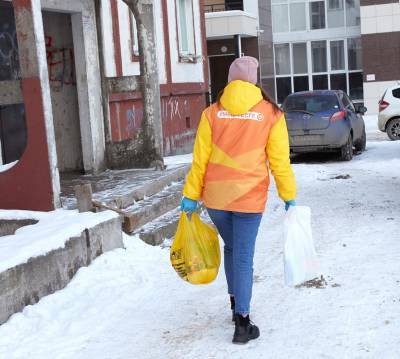В Южно-Сахалинске волонтеры доставляют продукты пожилым горожанам