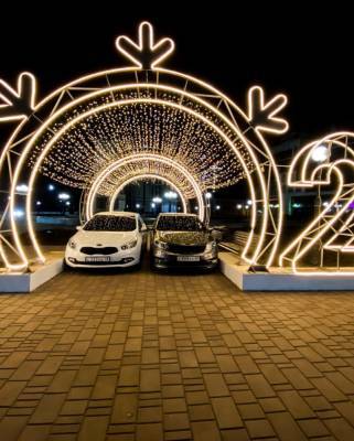 Липчане устроили фотосессию своим авто под новогодней иллюминацией. Ждать штрафов?