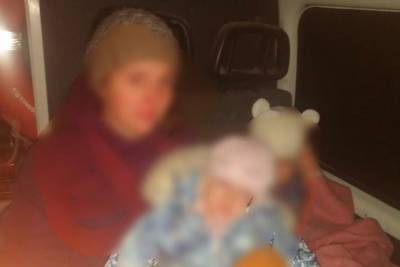 Замерзающих на трассе родителей и двоих детей спасли под Саратовом