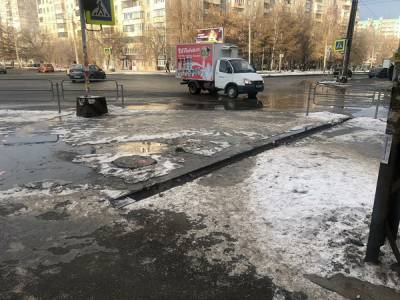 В Челябинске затопило дорогу и тротуары